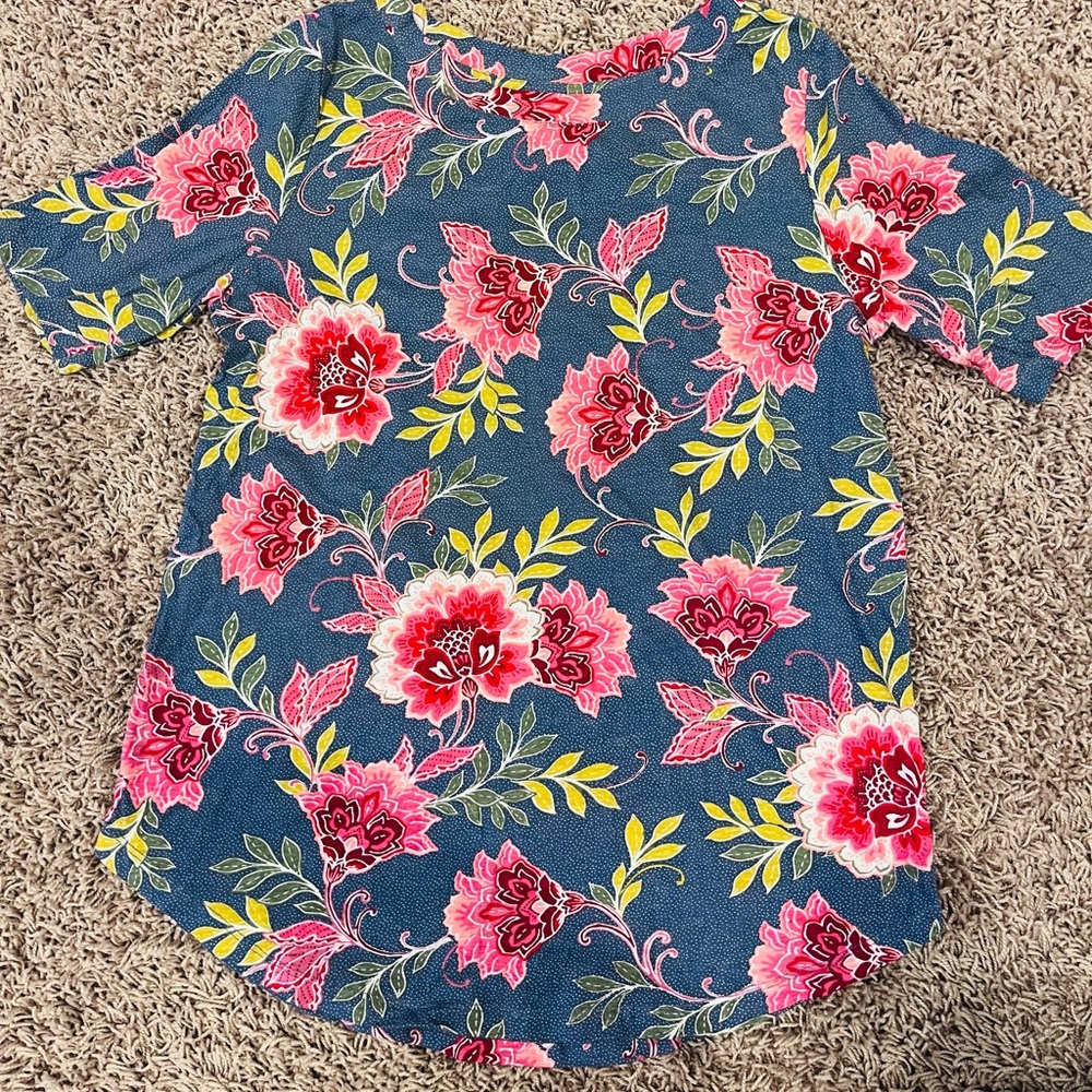 Super cute, comfy loft tee